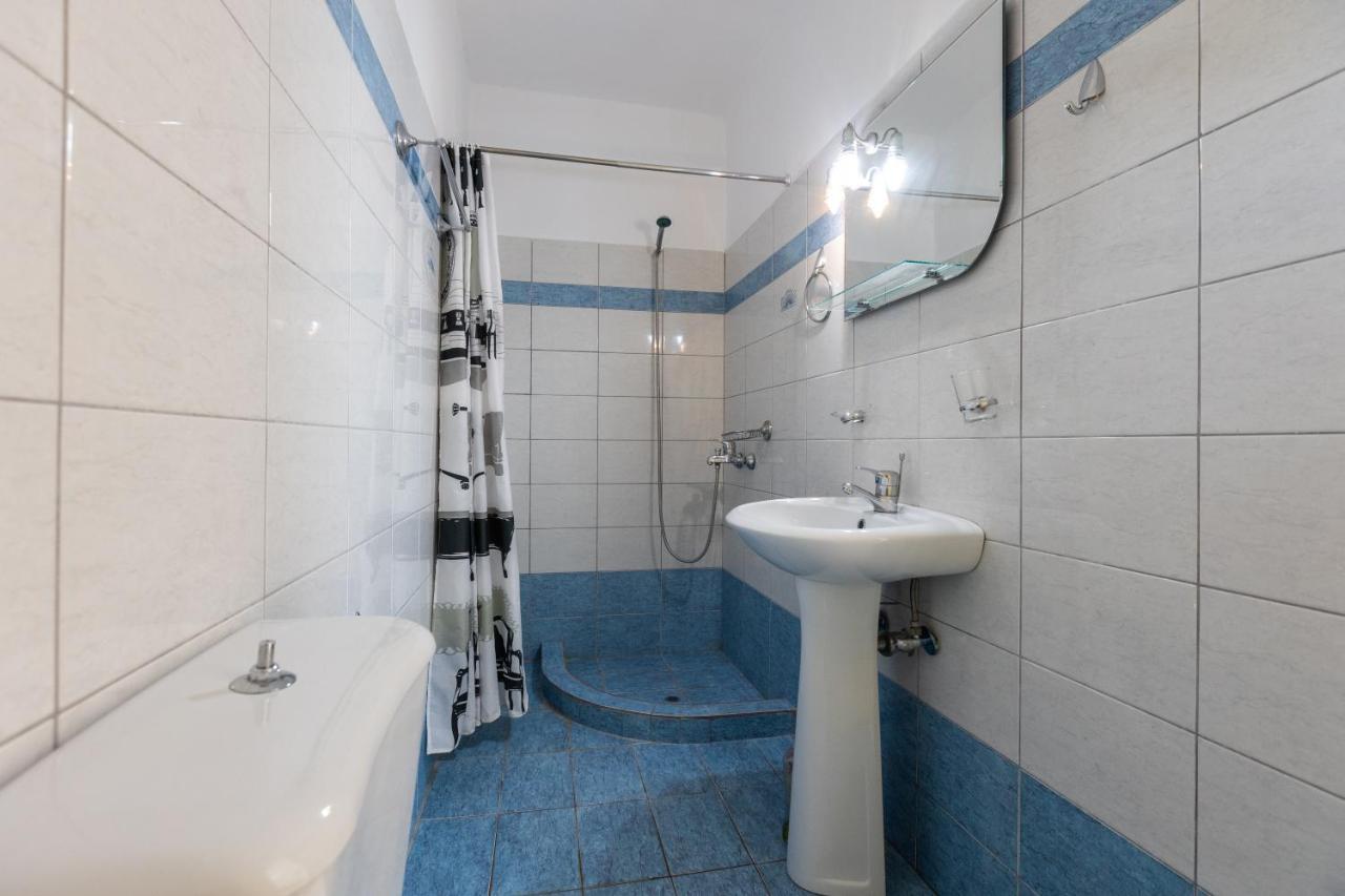 Fársa Alicia Studios المظهر الخارجي الصورة